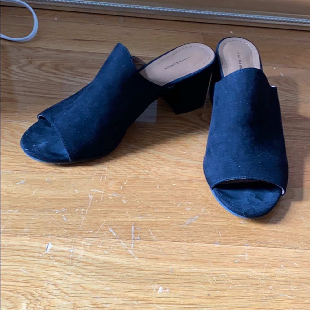 Open toe chunky heel shoes